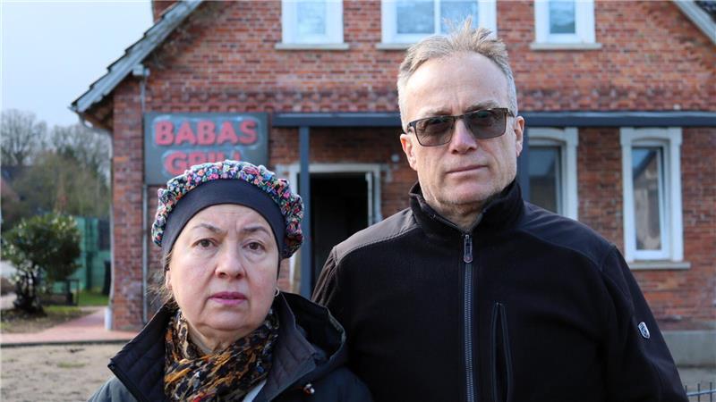 Nach mehreren Brandstiftungen stehen Emine und Serdar Bayrak vor ihrem Imbiss in Zeven – aus Verzweiflung wenden sie sich an die Öffentlichkeit.