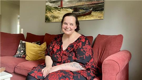 Nach mehreren Fettabsaugungen und einer Bein-OP ist als Nächstes für Tina Mareike Kuschel der Po dran, denn auch dort hat sich das kranke Fett festgesetzt.
