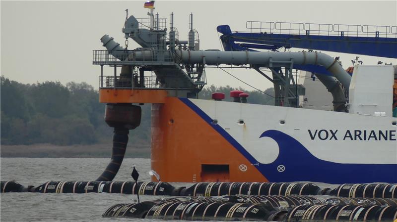 Nach minutenlangem Manövrieren ist es geschafft: Die Schwimmleitung ist an der Vox Ariane angedockt. Gleich werden 7500 Kubikmeter Sand und Wasser durch die Schwimmleitung in die Rohre und auf den Krautsander Strand gepumpt.