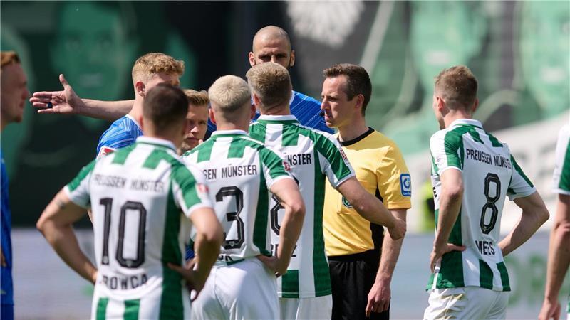 Münster in höchster Not: Remis gegen Darmstadt zu wenig Nach minutenlangen Diskussionen nahm Schiedsrichter Lukas Benen (M) einen Foulelfmeter für Darmstadt zurück.