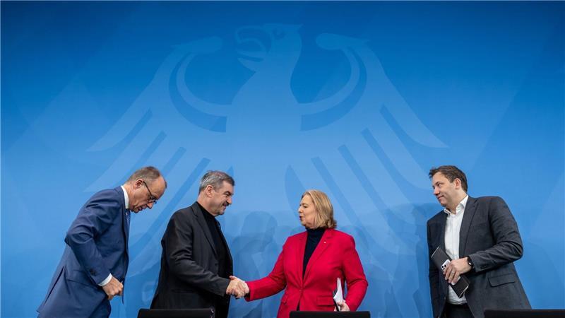 Nach nächtlichen Beratungen stellen die Koalitionsspitzen die Resultate vor. 