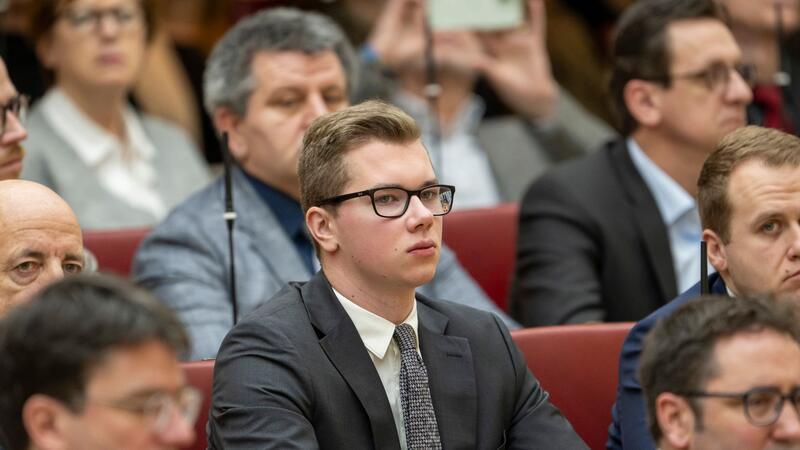 Landtag hebt Immunität von AfD-Politiker Halemba auf Nach neuen Vorwürfen der Staatsanwaltschaft Würzburg gegen den AfD-Landtagsabgeordneten Daniel Halemba, verzichtet dieser auf Landtagsauftritte und gibt Fraktionsämter ab.