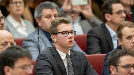 Nach neuen Vorwürfen der Staatsanwaltschaft Würzburg gegen den AfD-Landtagsabgeordneten Daniel Halemba, verzichtet dieser auf Landtagsauftritte und gibt Fraktionsämter ab.