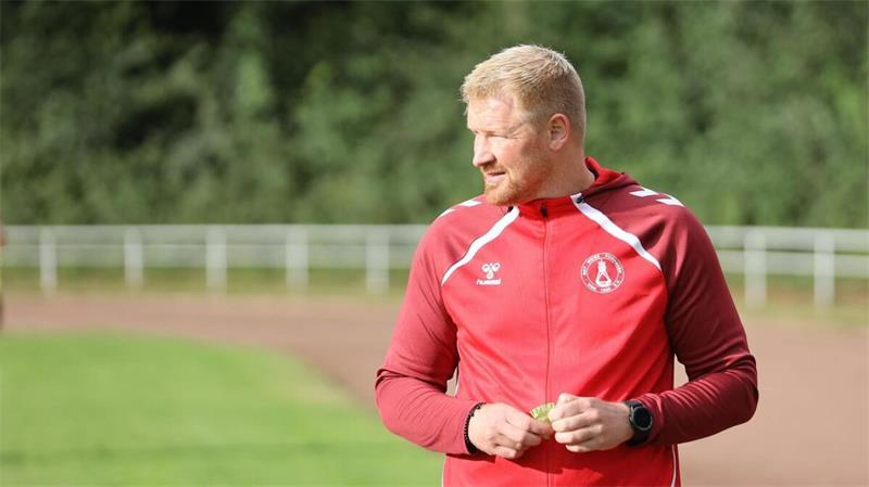 Nach nur einem Spiel ist Schluss: Rot-Weiss Cuxhaven trennt sich ganz früh in der Saison von Trainer Philipp Schlüter.