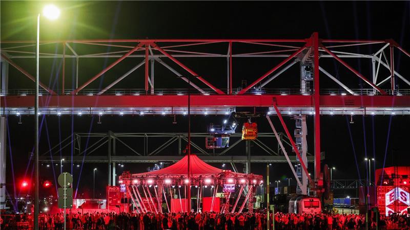 „Notarzt!“ – Zwischenfall bei Joko und Klaas in Duisburg Nach rund 75 Minuten kam es zu einer hektisch eingeleiteten Werbepause, nachdem es hörbar für TV-Zuschauerinnen und -Zuschauer „Notarzt! Notarzt!“-Rufe aus dem Duisburger Publikum gegeben hatte.