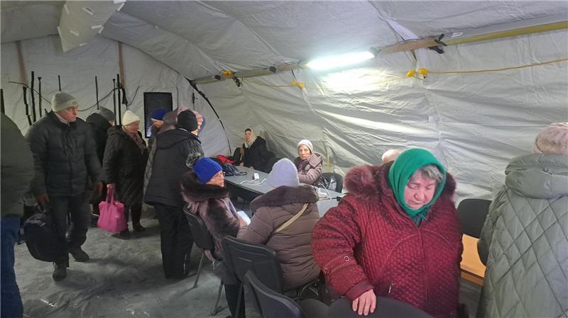 Nach russischen Raketenangriffen sind Heizkraftwerke ausgefallen - Aufwärmzelte sind für viele Menschen in der Ukraine eine Hilfe. (Archivbild)