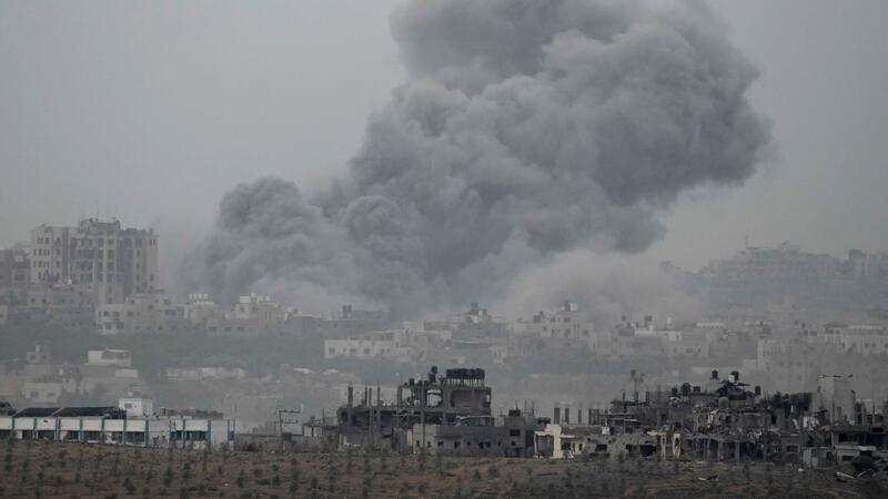 800 Ausländer und Palästinenser mit Zweitpass ausgereist Nach schweren Luftangriffen im Gazastreifen steigt Rauch auf.