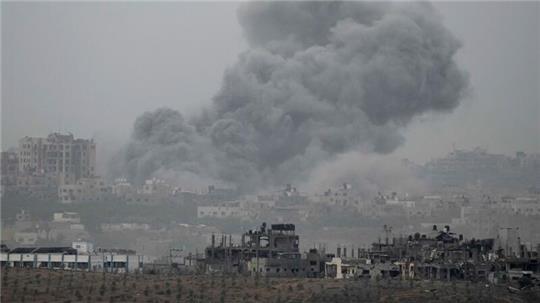 Nach schweren Luftangriffen im Gazastreifen steigt Rauch auf.