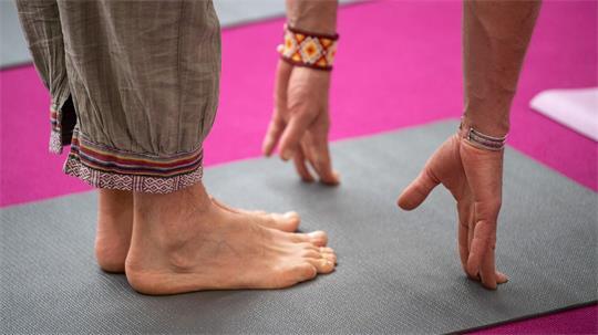 Nach sechs Jahren Pause findet das Free Open Air Yoga wieder auf den Spielbudenplatz auf der Reeperbahn statt. (Symbolbild)