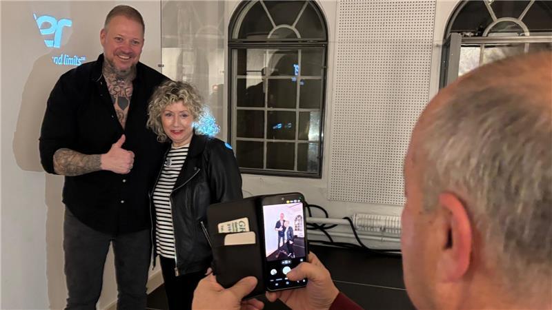 Nach seinem Auftritt bei den Internationalen Wochen gegen Rassismus in Buxtehude macht eine Besucherin ein Foto mit dem Neonazi-Aussteiger.