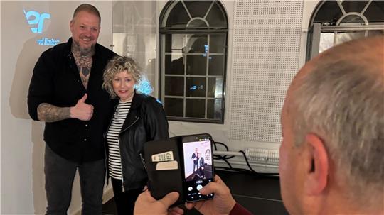 Nach seinem Auftritt bei den Internationalen Wochen gegen Rassismus in Buxtehude macht eine Besucherin ein Foto mit dem Neonazi-Aussteiger.