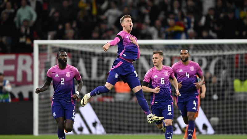 Sieg in Pink: Füllkrugs Schulter lässt die EM-Vorfreude steigen Nach seinem Premierentreffer feierte Mittelstädt (2.v.l.) zur neuen Torhymne „Major Tom“.
