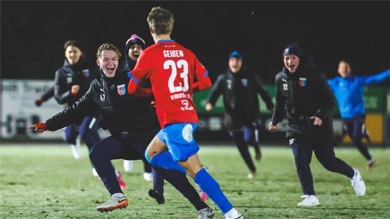 Nach seinem Siegtreffer gegen den SV Meppen wollten ihn sogar die Mitspieler von der Bank einfangen auf seinem Weg Richtung Tribüne.