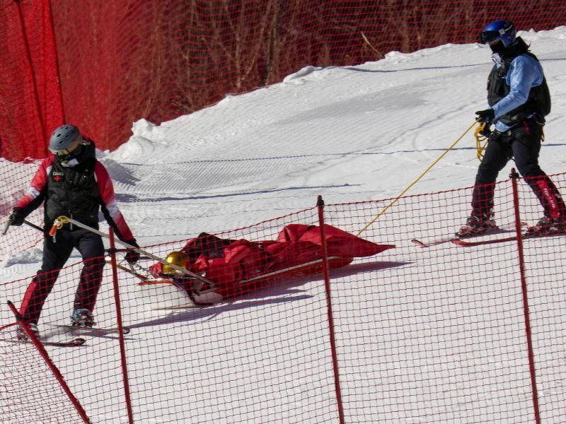 Nach seinem Sturz wird Dominik Schwaiger von Sanitätern von der Strecke gebracht. Foto: Luca Bruno/AP/dpa