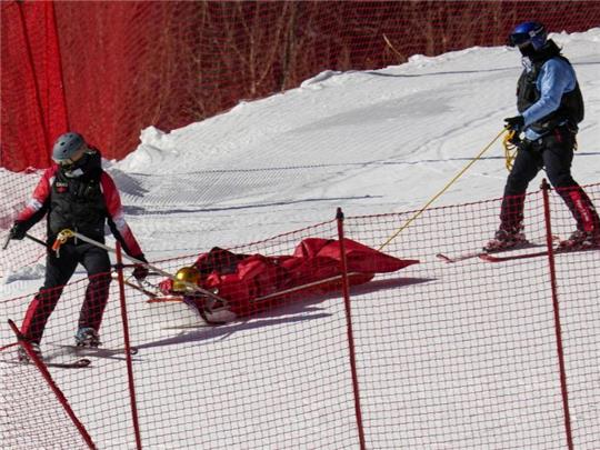 Nach seinem Sturz wird Dominik Schwaiger von Sanitätern von der Strecke gebracht. Foto: Luca Bruno/AP/dpa