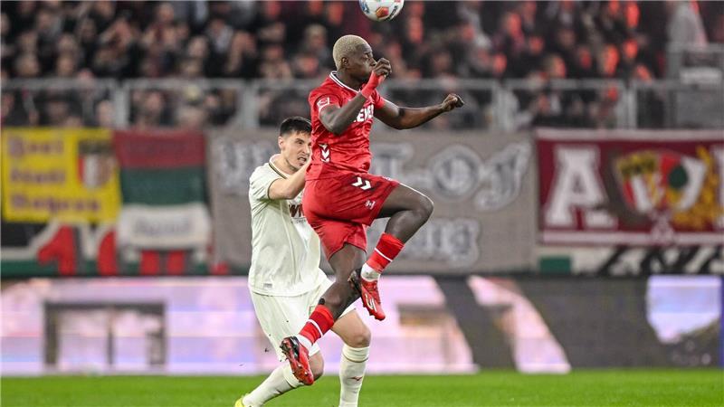 Nach seinem Traumtor aus der Vorwoche traf Ragnar Ache (vorne) diesmal nicht per Fallrückzieher.