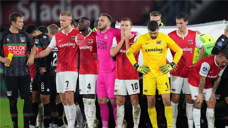 Zwei Jahre nach Zusammenbruch: Bas Dost beendet Karriere Nach seinem Zusammenbruch im Spiel des NEC Nijmegen beim AZ Alkmaar schützten die Spieler beide Mannschaften Bas Dost vor Blicken. (Archivbild)