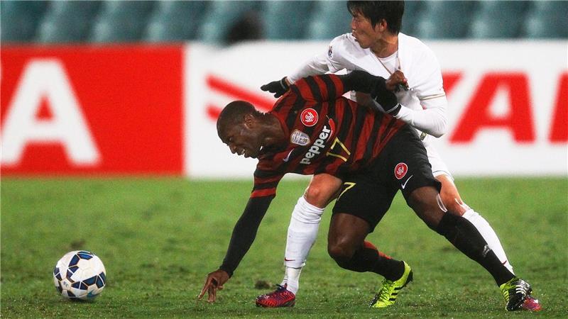 Nach seiner Station beim Hamburger SV war Romeo Castelen (l) unter anderem noch für die Western Sydney Wanderers, hier im Jahr 2015, im Einsatz. (Archivbild)