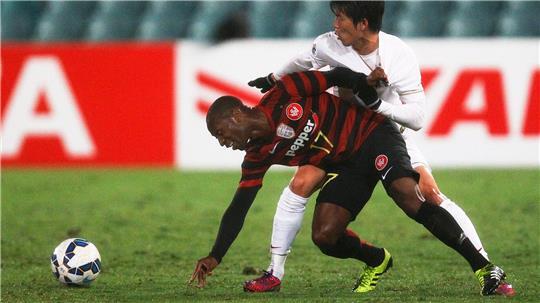 Nach seiner Station beim Hamburger SV war Romeo Castelen (l) unter anderem noch für die Western Sydney Wanderers, hier im Jahr 2015, im Einsatz. (Archivbild)