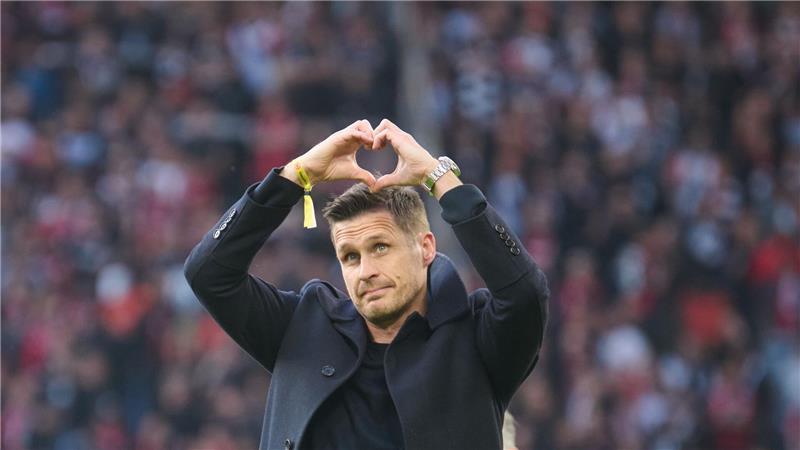 Nach seiner Verabschiedung zeigte Dortmunds Ex-Sportdirektor Sebastian Kehl ein Herz Richtung Südtribüne. 