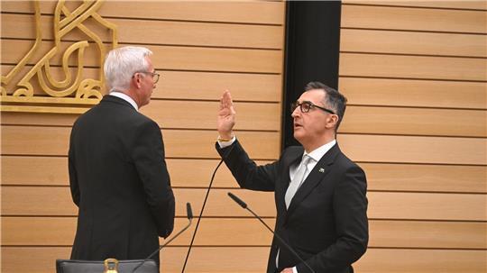 Nach seiner Wahl wurde Özdemir als Ministerpräsident vereidigt.