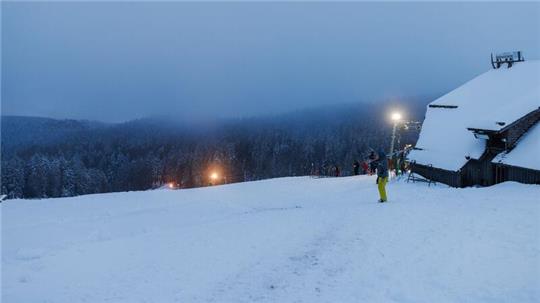 Nach sommerlichen Temperaturen auf dem Schwarzwaldgipfel des Kandels ist der Winter zurückgekehrt - mit jeder Menge Neuschnee.