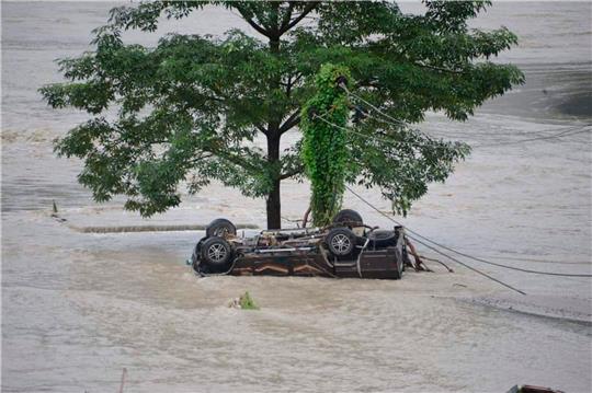 Nach starken Regenfällen ist der Fluss Teesta über die Ufer getreten und hat ein Auto mitgerissen.
