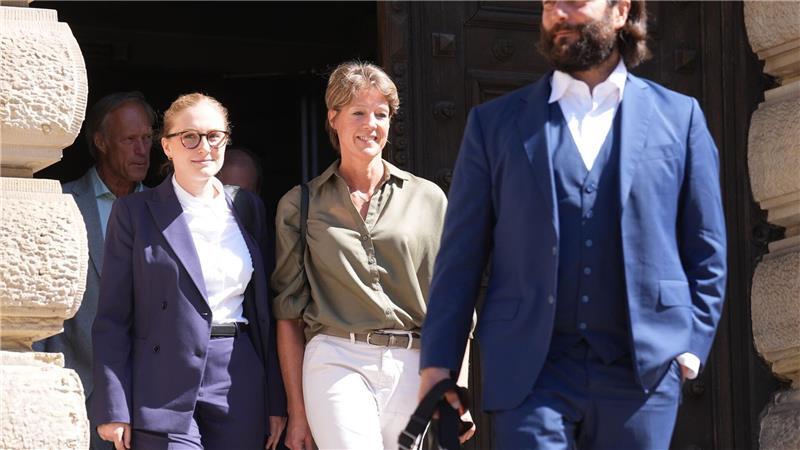 Promi-Prozess um Entführung der Block-Kinder: Schlagabtausch und Schuldzuweisungen Nach stundenlanger Befragung verlässt Christina Block das Gerichtsgebäude.
