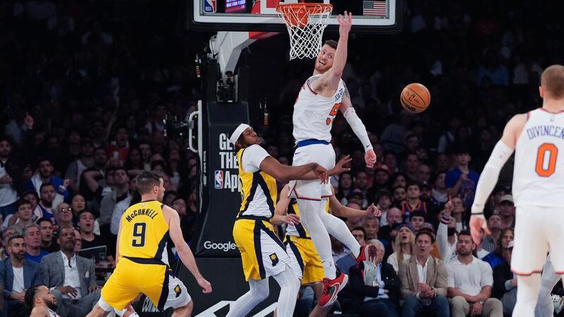 Pacers beenden Saison der Knicks: Finals gegen Celtics Nach teilweise überragenden Leistungen zeigte Hartenstein (3.v.l.) sein wohl schlechtestes Playoff-Spiel der Saison.
