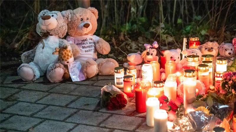 Nach tödlichem Angriff in einem Park in Aschaffenburg: Zwei Teddybären und zahlreiche Kerzen stehen im Park Schöntal. 