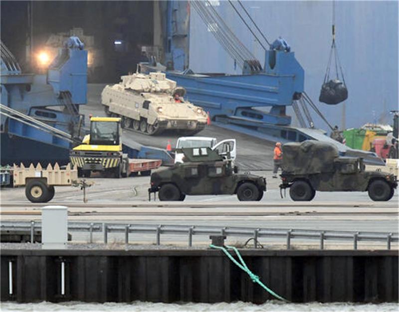 Nächste US-Panzerlieferung erreicht Bremerhaven Nach und nach werden die Panzer vom Transportschiff "Endurance" auf die Kaje der ABC-Halbinsel gefahren. Foto: Wolfhard Scheer