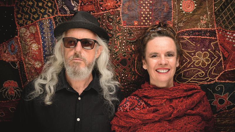 Nessi Tausendschön und William Mackenzie vor einem bunten Patchwork-Stoff