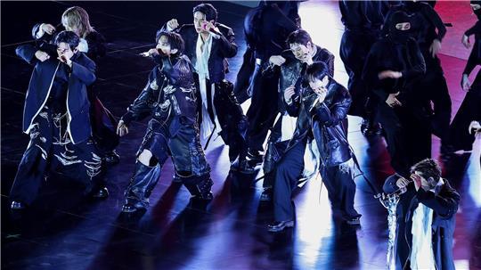 Nach vier Jahren Pause wird BTS beim ersten Auftritt in Seoul mit viel Jubel empfangen. 