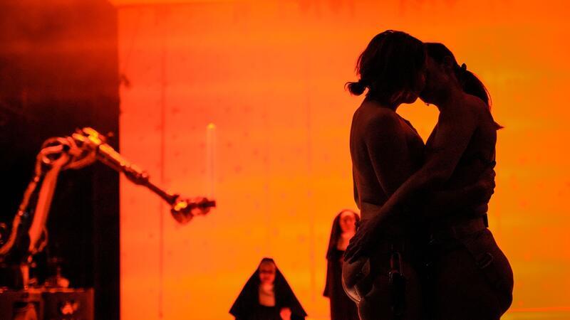 Nach vier ausverkauften Aufführungen in Schwerin wird die internationale Koproduktion „Sancta“ bei den Wiener Festwochen zu sehen sein.