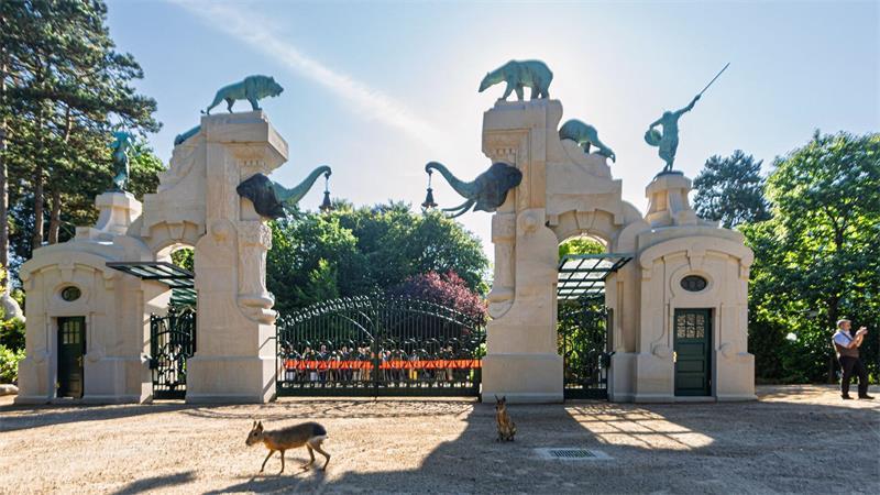 Nach vierjähriger Renovierungszeit können Besucher das historische Jugendstil-Tor von Hagenbecks Tierpark wieder durchschreiten.