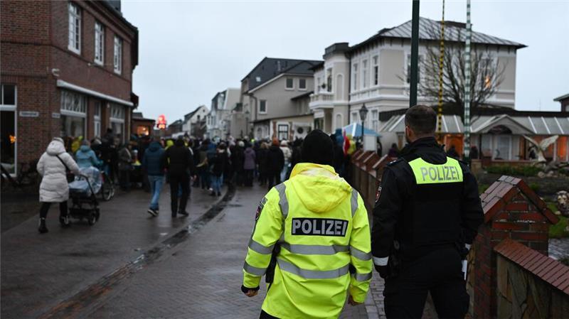 „Klaasohm“-Nacht auf Borkum: Polizei zieht Bilanz Nach vorläufigen Schätzungen der Polizei waren rund 500 Menschen auf den Straßen unterwegs. Bis zum späten Nachmittag sei „alles störungsfrei“ abgelaufen.