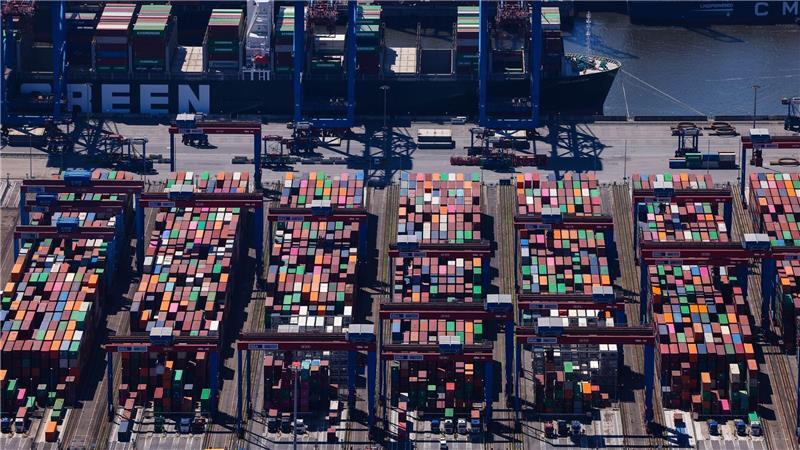 Hafenlogistiker HHLA stellt Geschäftszahlen 2024 vor Nach vorläufigen Zahlen hat die HHLA im vergangenen Jahr wieder zugelegt. (Archivbild)