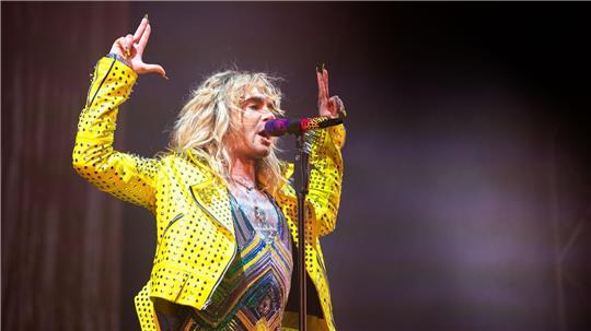 Nach wenigen Songs mussten Tokio Hotel um Sänger Bill Kaulitz am vergangenen Freitag ihren Deichbrand-Auftritt abbrechen. Foto: Arnd Hartmann