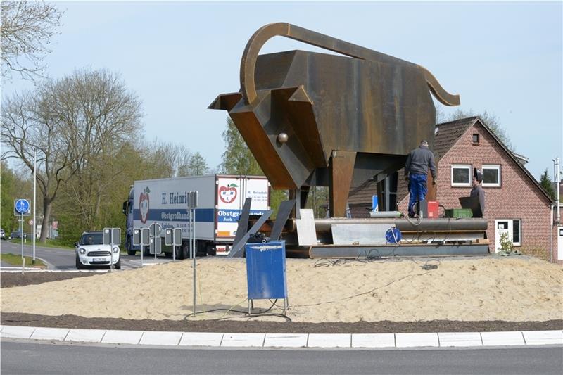 Nach wenigen Stunden waren die Arbeiten erledigt. Der Buxtehuder Bulle wurde in Einzelteilen via Kran auf den Kreisel gehievt und dort montiert. Foto: Wisser