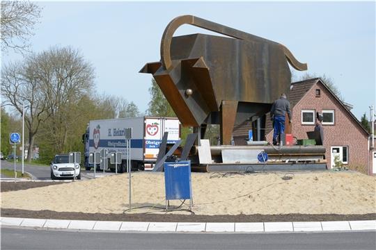 Nach wenigen Stunden waren die Arbeiten erledigt. Der Buxtehuder Bulle wurde in Einzelteilen via Kran auf den Kreisel gehievt und dort montiert. Foto: Wisser