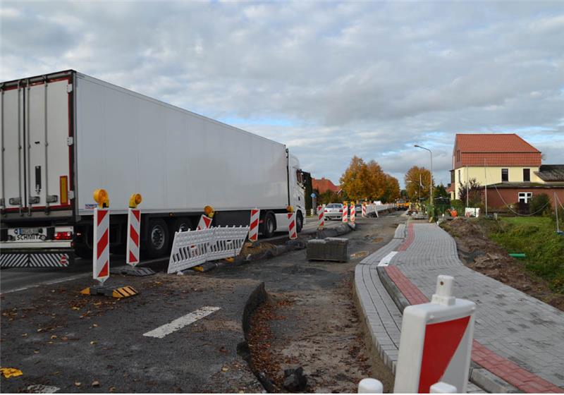 Nach wie vor fahren große Lkw in die Baustelle in Wischhafen. Dort werden Pkw und Schulbusse einseitig an der Baustelle vorbeigeführt. Für Lastwagen ist die Ortsdurchfahrt gesperrt. Fotos: Helfferich