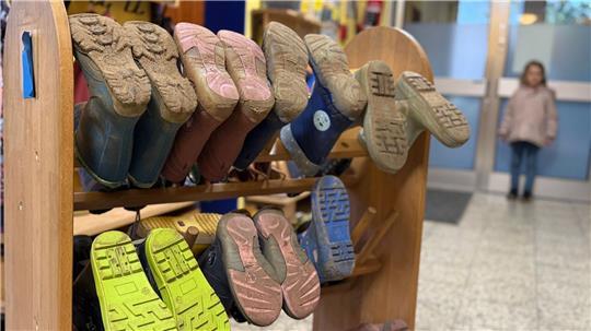 Mehr Erzieher für weniger Kinder Nach wie vor gibt es deutliche Unterschiede zwischen den östlichen (Betreuungsquote 54,9 Prozent) und den westlichen (Betreuungsquote 34,5 Prozent) Bundesländern. (Symbolbild)