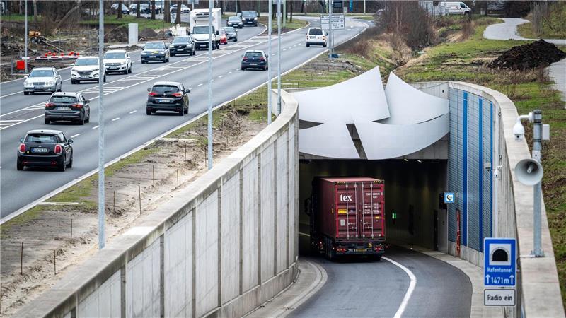 Nach zehn Jahren Bauzeit und 274 Millionen Euro Kosten wurde der Hafentunnel offiziell eröffnet. 