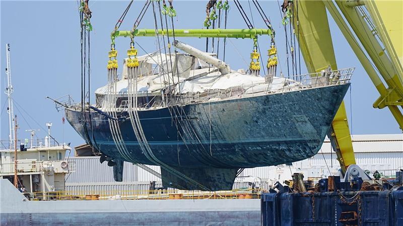 Nach zehn Monaten wurde die Luxusyacht aus dem Wasser gehoben und zum Hafen von Termini Imerese gebracht.