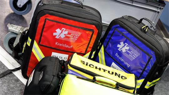 Nach zwei Bedienungen als Ersthelferinnen übernahm der Rettungsdienst die Versorgung des 78-Jährigen. (Symbolbild)
