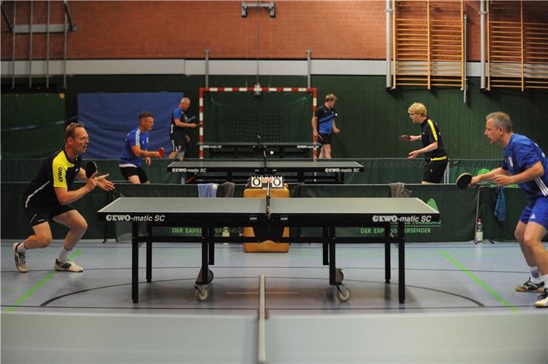 Tristesse an der Tischtennisplatte: Ein Sport und sein Image-Problem Nach zwei Jahren Corona-Pause wurde in Hedendorf um Titel gespielt: Der Post SV Stade holte den Kreispokal , der VfL Güldenstern Stade gewann die Kreisplakette. Fotos: Scholz