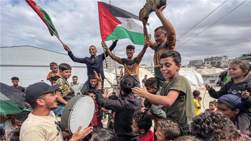 Israels Kabinett billigt Gaza-Abkommen mit der Hamas Nach zwei Jahren Krieg wird im Gazastreifen die Einigung auf eine Waffenruhe gefeiert.