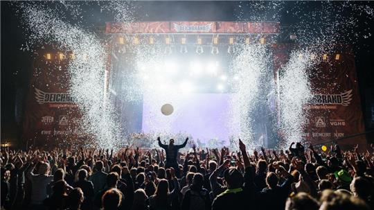 Nach zwei Jahren coronabedingter Pause findet das Deichbrand-Festival in diesem Jahr wieder auf dem Nordholzer Seeflughafen in Wanhöden statt. Foto: Robin Schmiedebach Photography