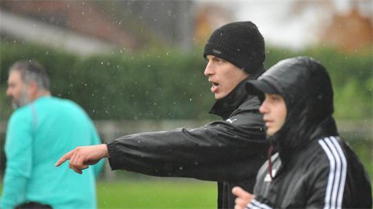 Nach zwei Niederlagen in Folge gewann der FC Mulsum/Kutenholz um Trainer Sjard Steffens (hinten) gegen den SSV Hagen mit 4:2