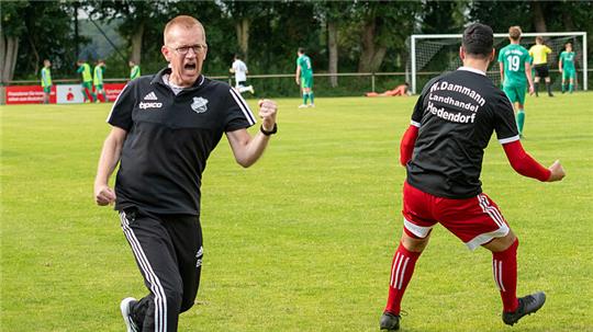 Nach zwei Niederlagen in Folge ist die Erleichterung bei VSV-Trainer Björn Stobbe groß. Nun steht das Spitzenspiel bei RW Cuxhaven an.